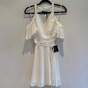 Women’s Lulu’s white v-neck wrap dress size XS
